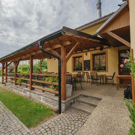 Hotel Taverna Яворник Екстер'єр фото