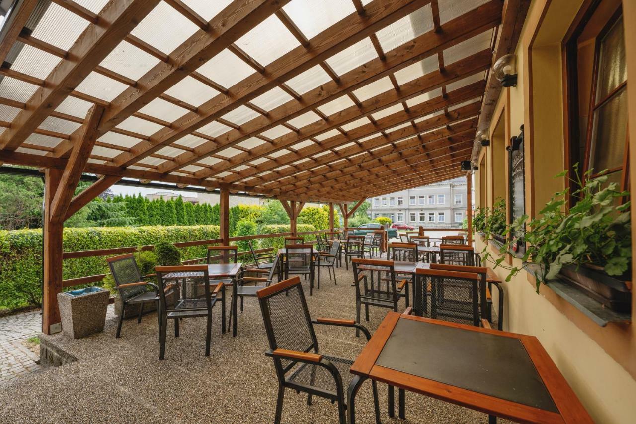 Hotel Taverna Яворник Екстер'єр фото