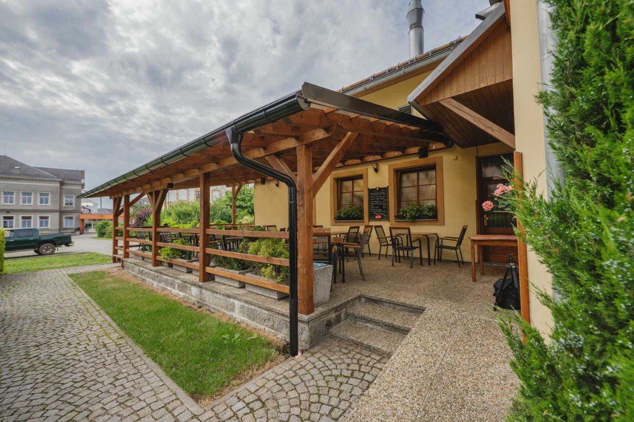 Hotel Taverna Яворник Екстер'єр фото