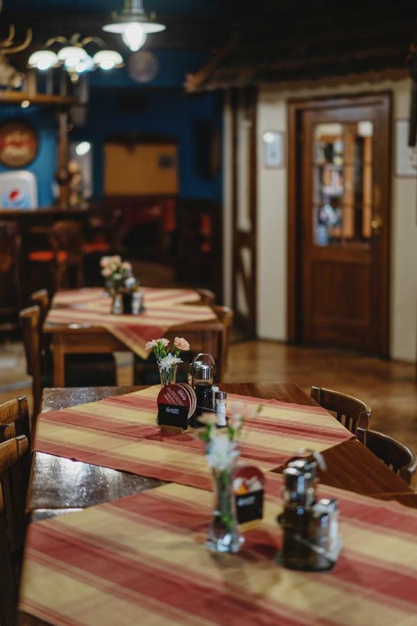 Hotel Taverna Яворник Екстер'єр фото