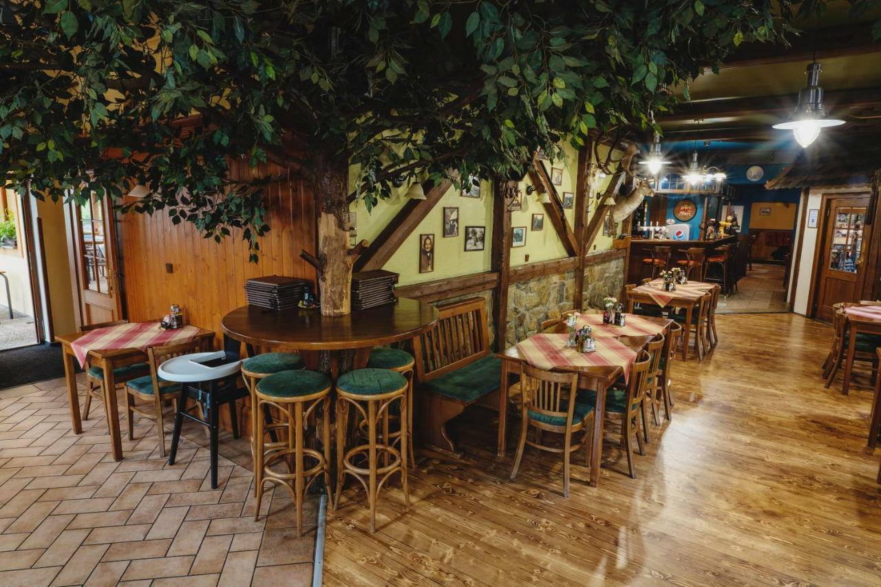 Hotel Taverna Яворник Екстер'єр фото