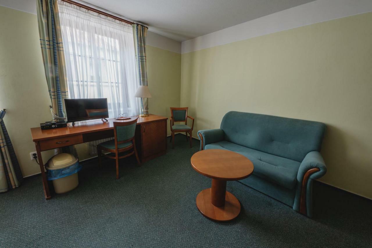 Hotel Taverna Яворник Екстер'єр фото