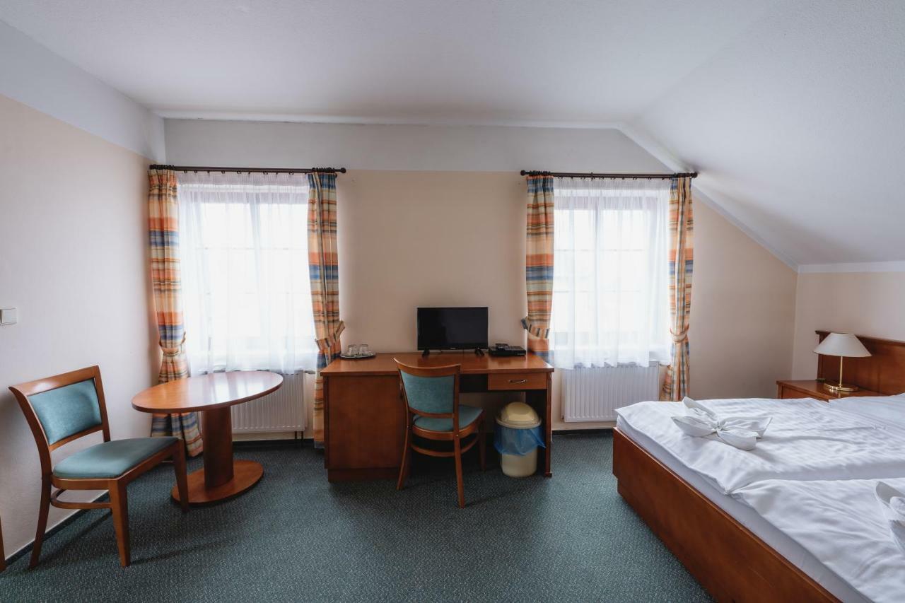 Hotel Taverna Яворник Екстер'єр фото