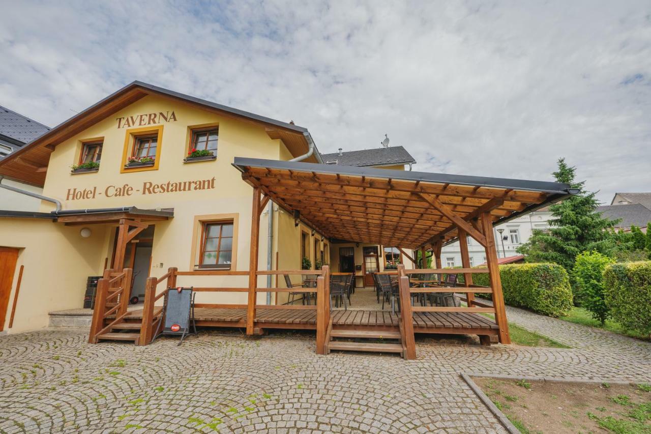 Hotel Taverna Яворник Екстер'єр фото