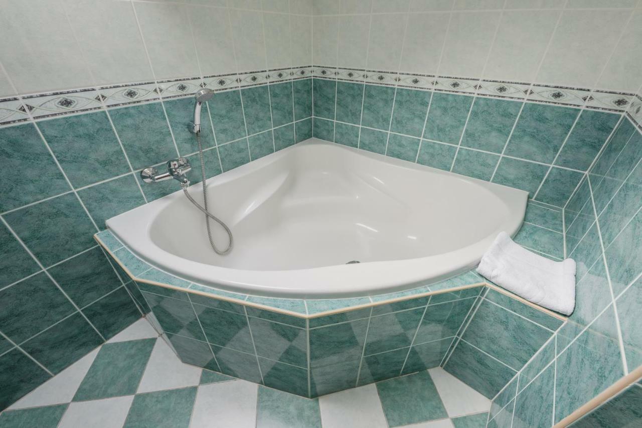 Hotel Taverna Яворник Екстер'єр фото