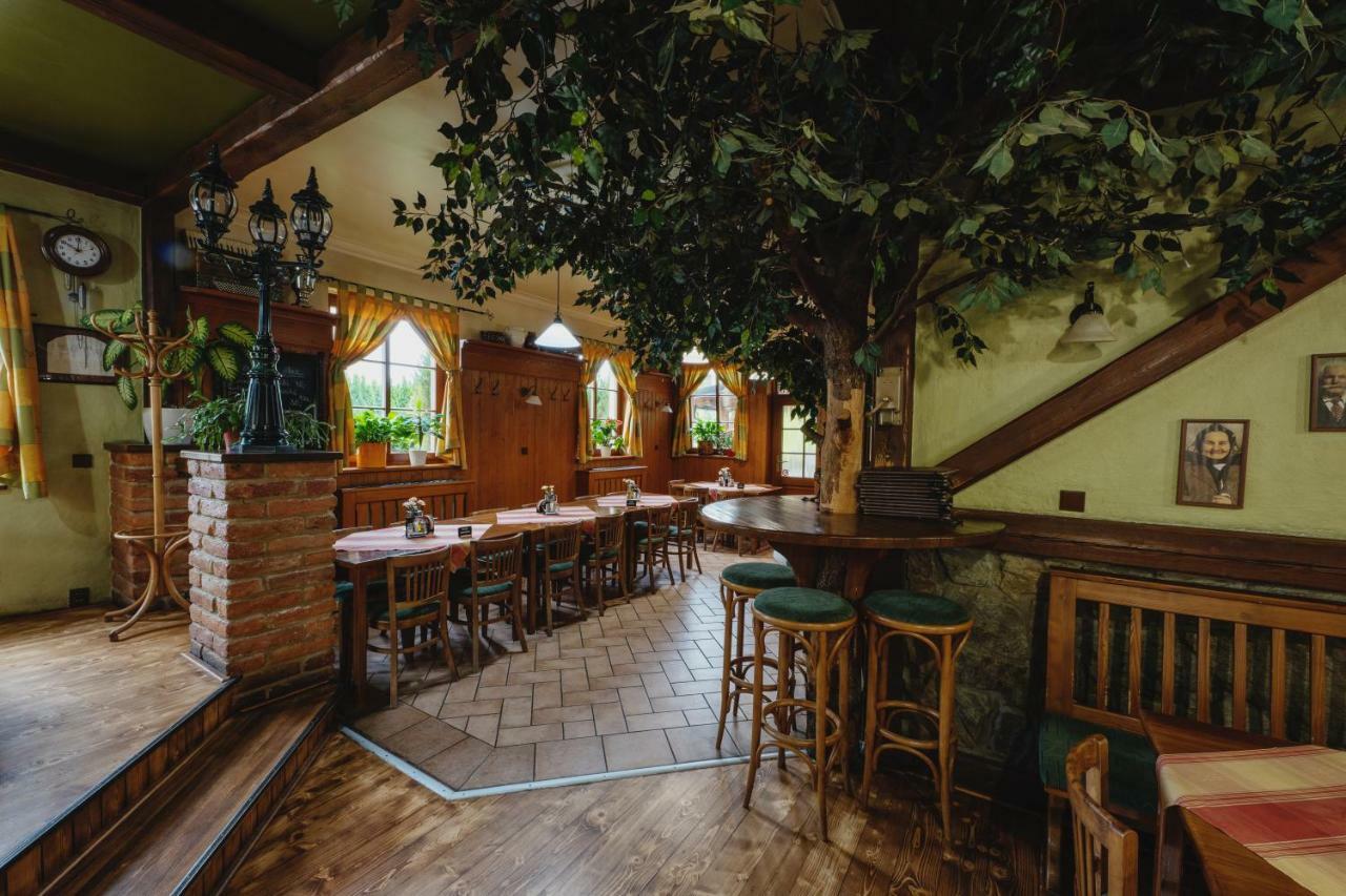 Hotel Taverna Яворник Екстер'єр фото