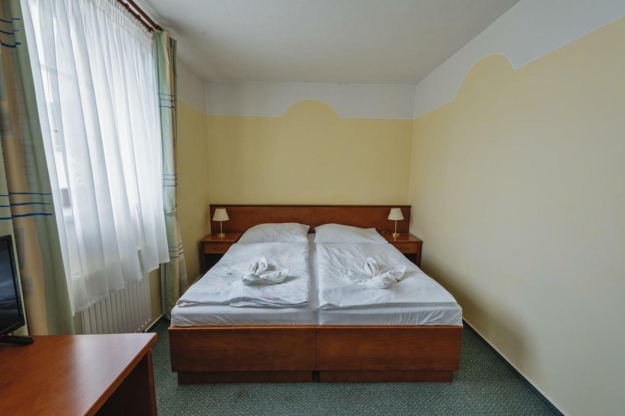 Hotel Taverna Яворник Екстер'єр фото