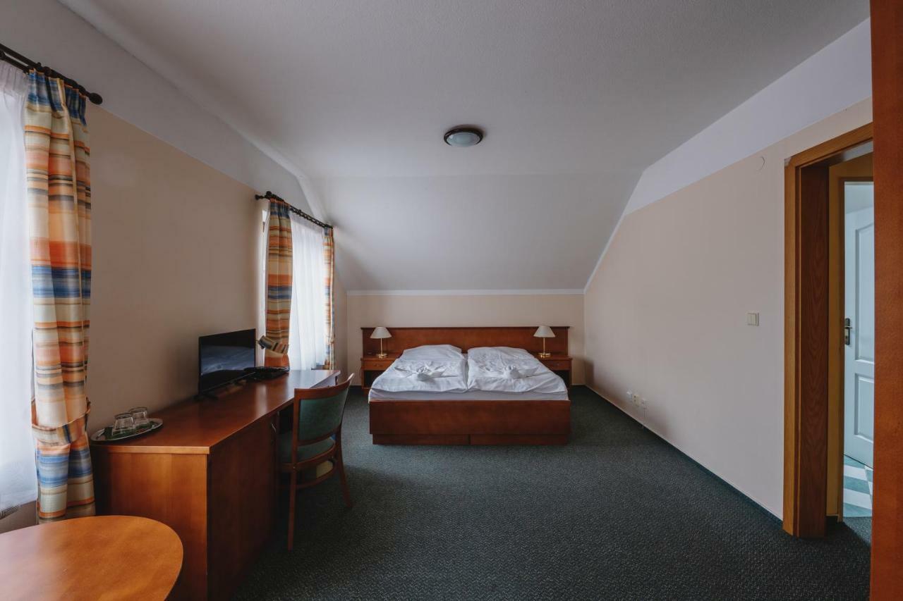 Hotel Taverna Яворник Екстер'єр фото