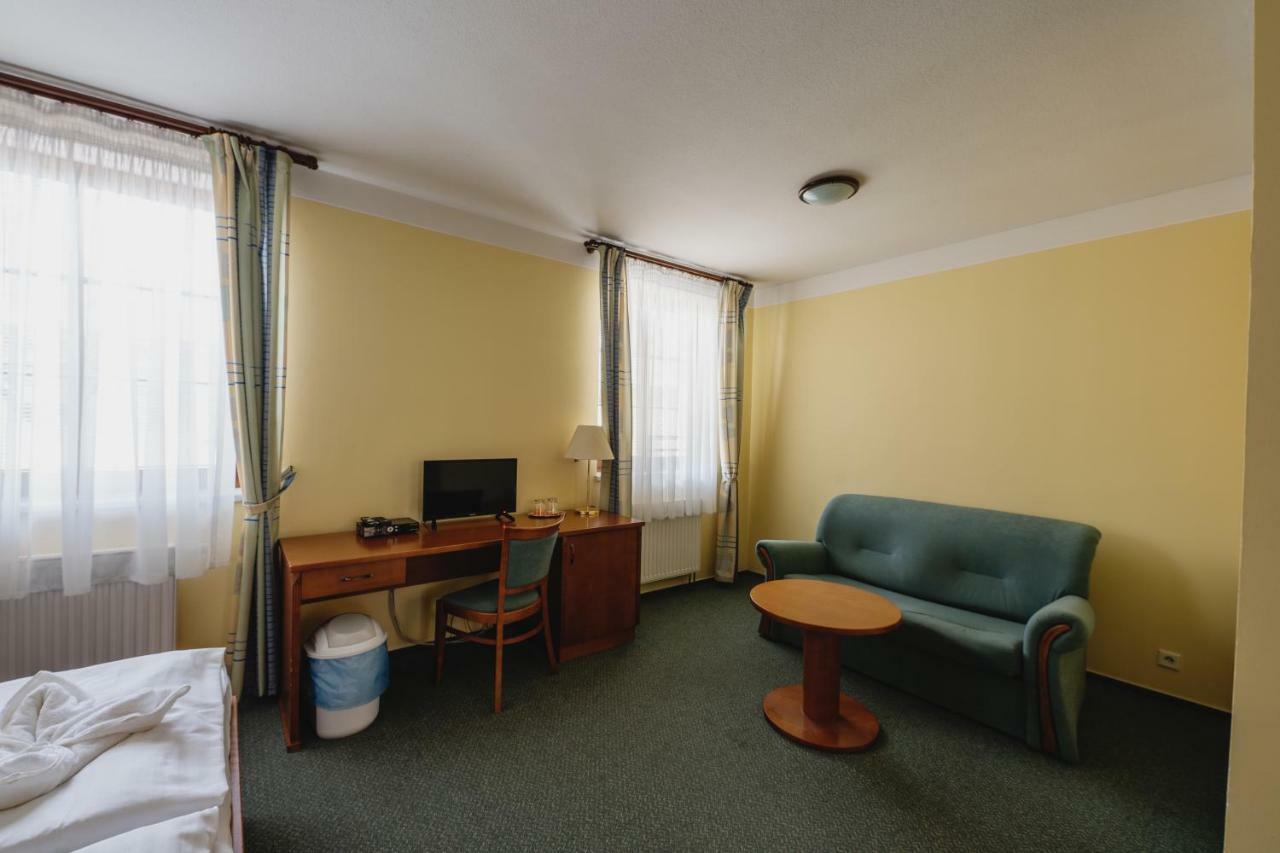 Hotel Taverna Яворник Екстер'єр фото