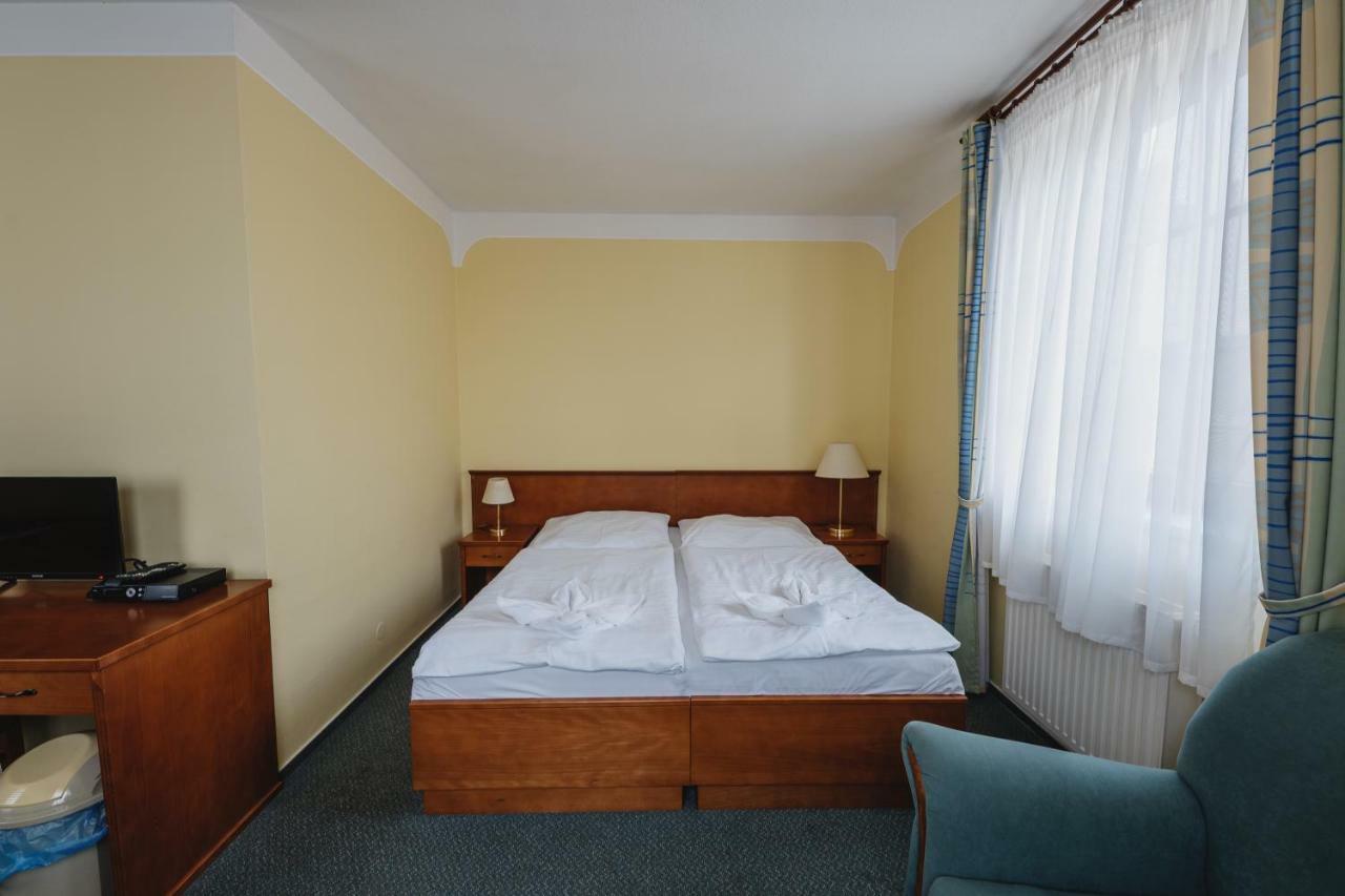 Hotel Taverna Яворник Екстер'єр фото