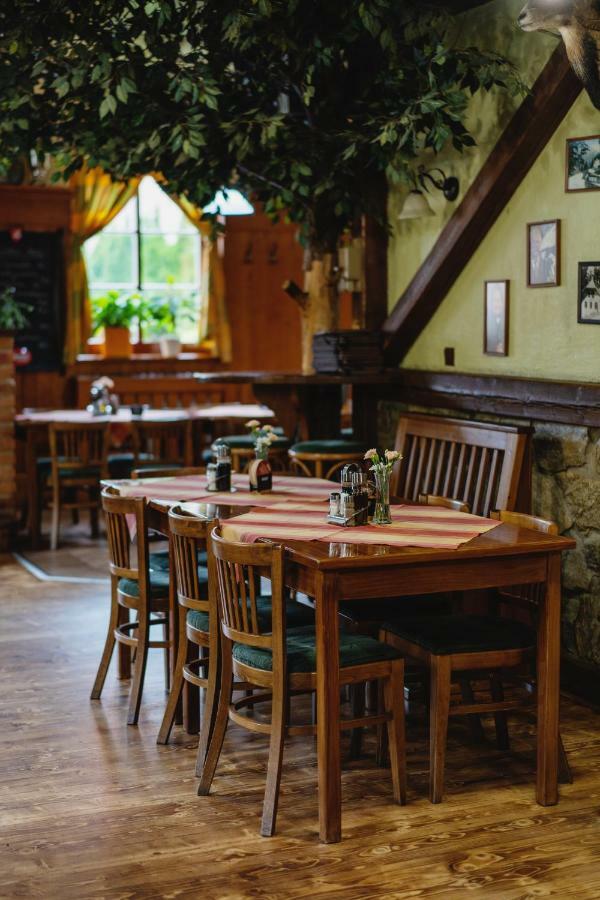 Hotel Taverna Яворник Екстер'єр фото