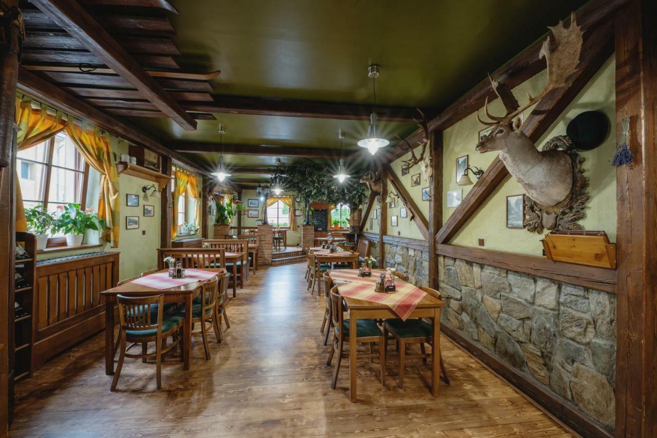 Hotel Taverna Яворник Екстер'єр фото