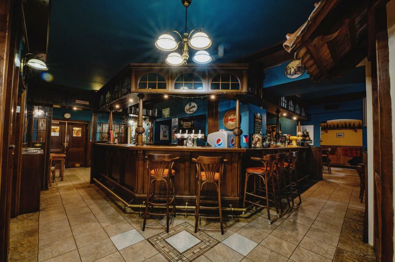 Hotel Taverna Яворник Екстер'єр фото
