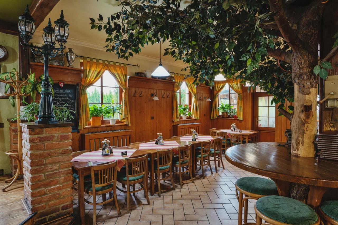 Hotel Taverna Яворник Екстер'єр фото