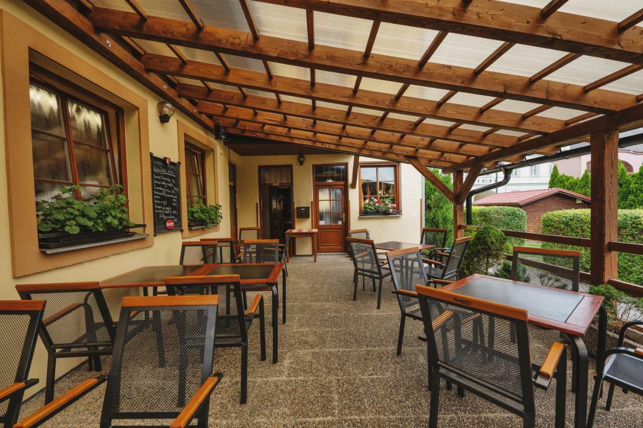 Hotel Taverna Яворник Екстер'єр фото