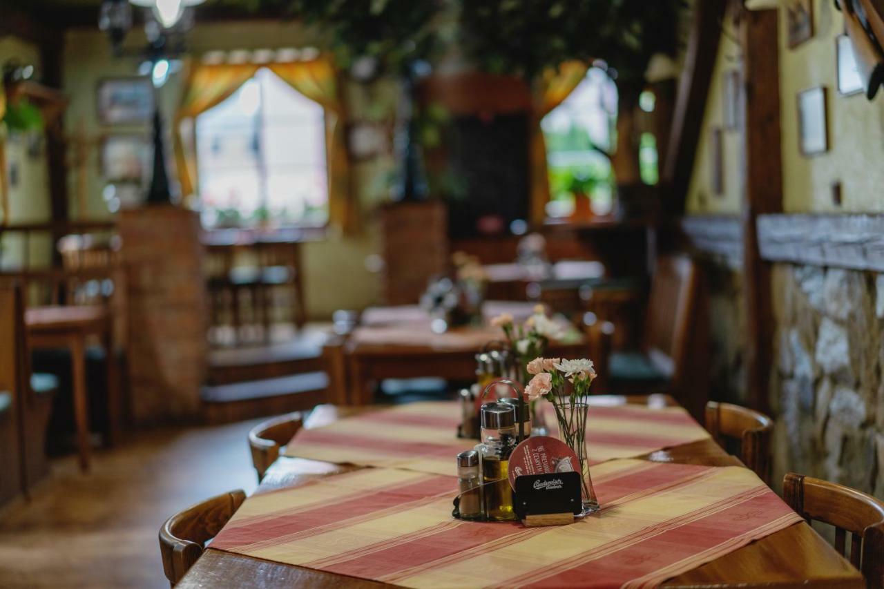 Hotel Taverna Яворник Екстер'єр фото