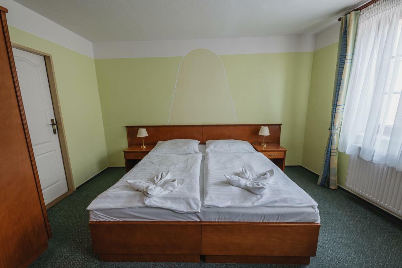 Hotel Taverna Яворник Екстер'єр фото
