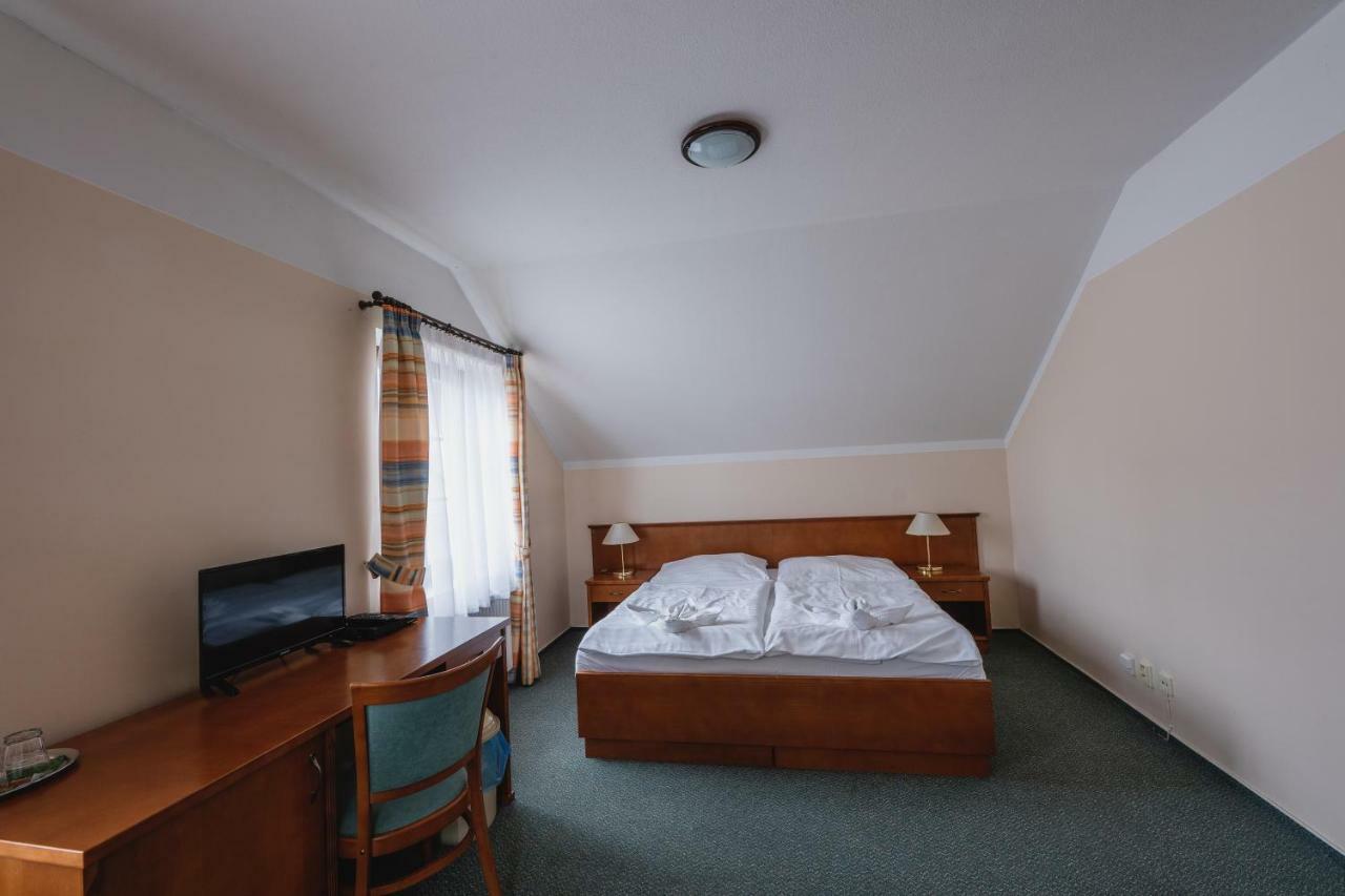 Hotel Taverna Яворник Екстер'єр фото