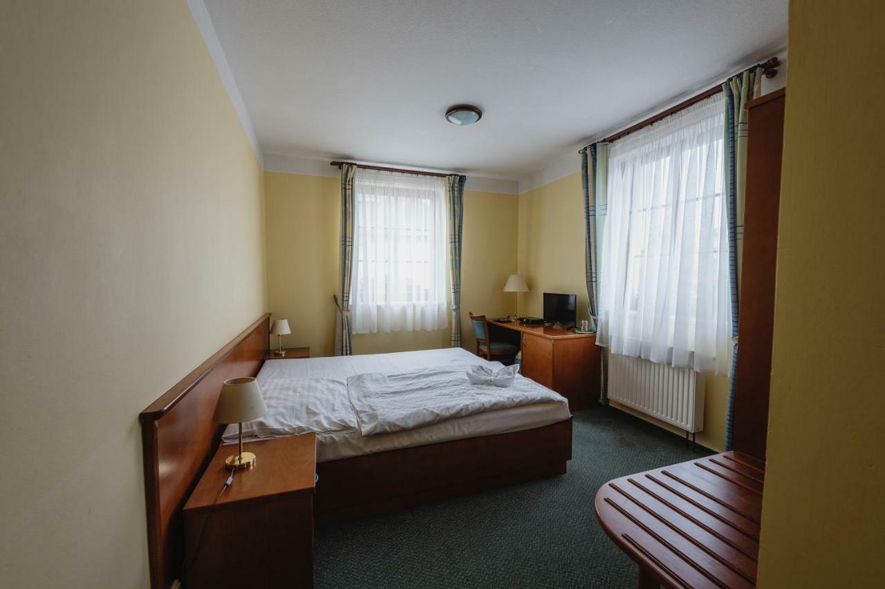 Hotel Taverna Яворник Екстер'єр фото