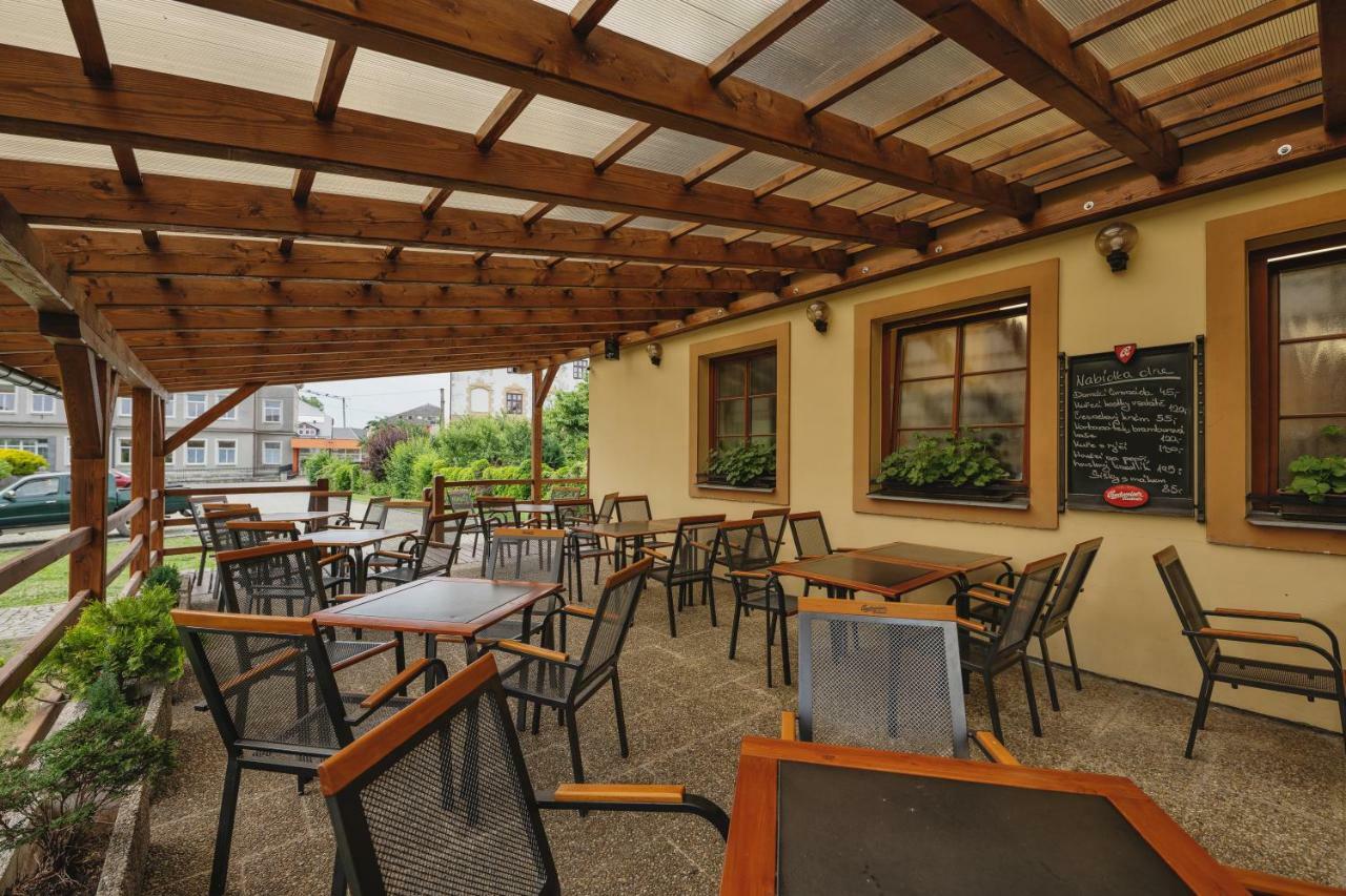 Hotel Taverna Яворник Екстер'єр фото