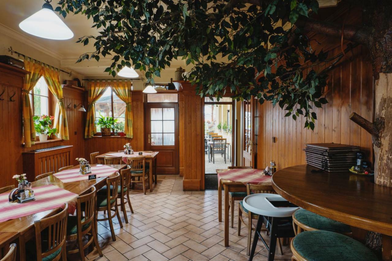 Hotel Taverna Яворник Екстер'єр фото