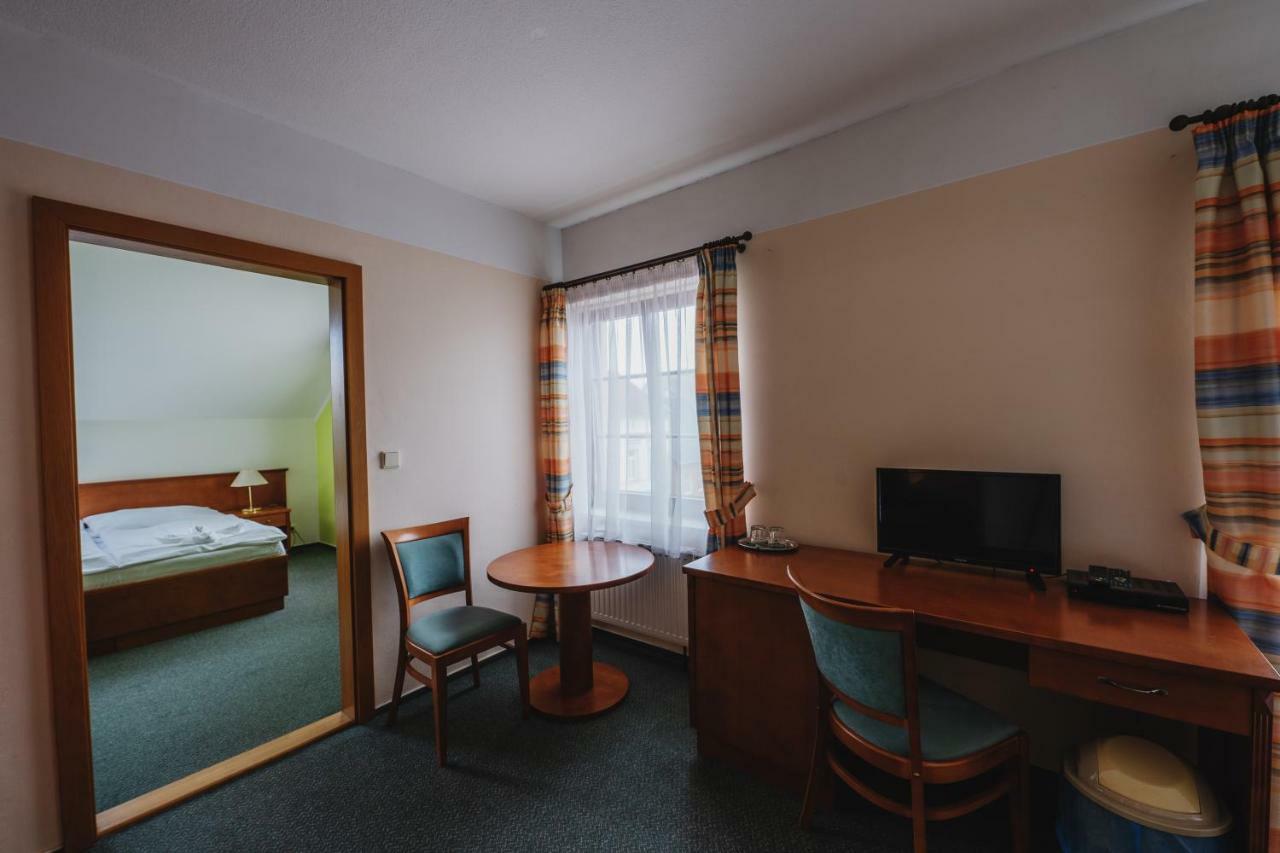 Hotel Taverna Яворник Екстер'єр фото