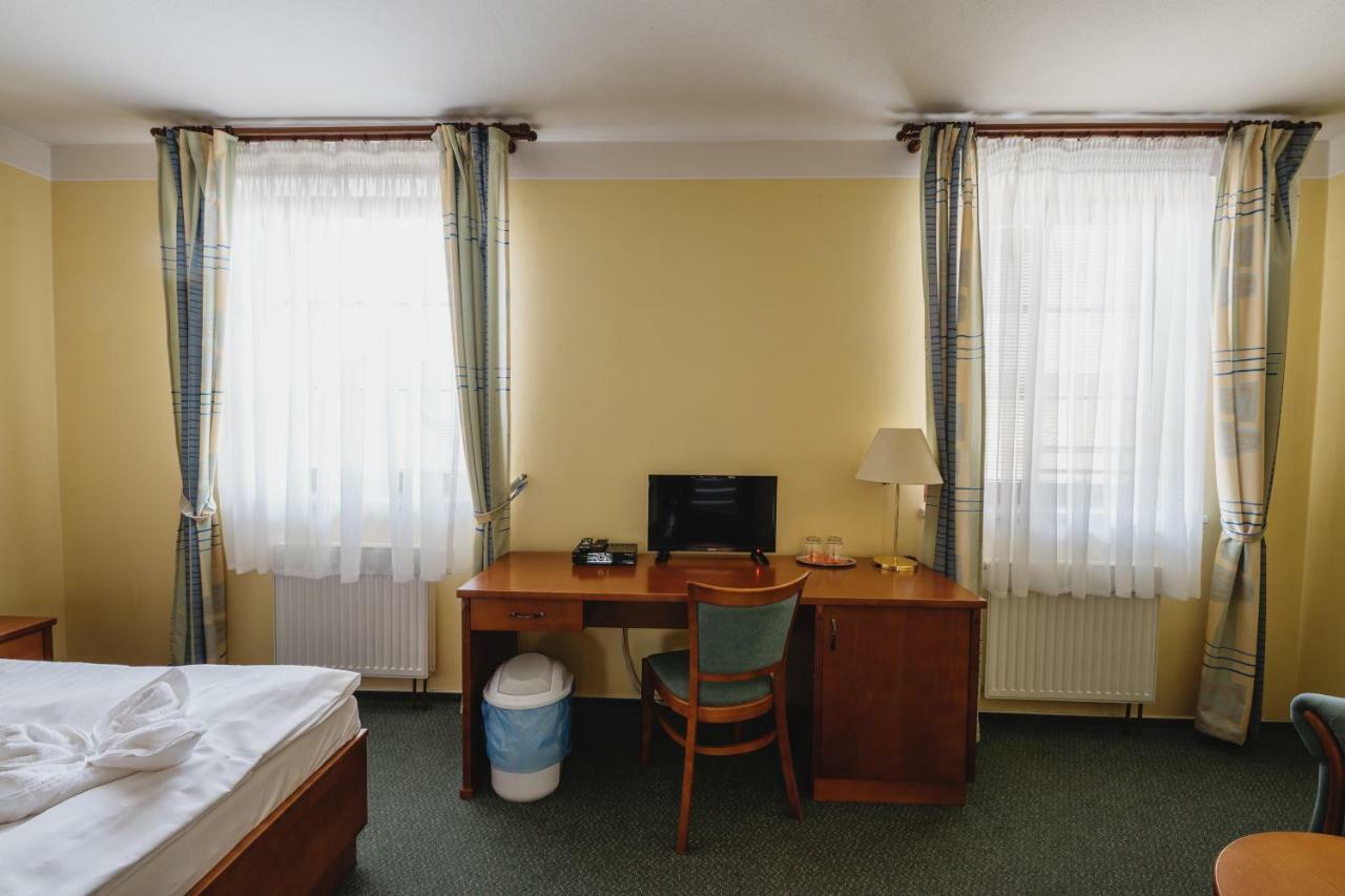 Hotel Taverna Яворник Екстер'єр фото
