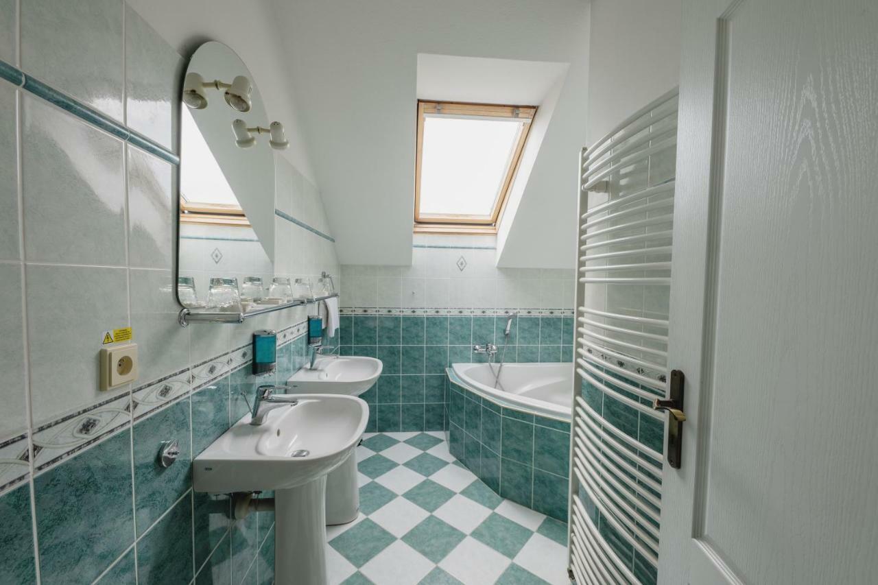 Hotel Taverna Яворник Екстер'єр фото