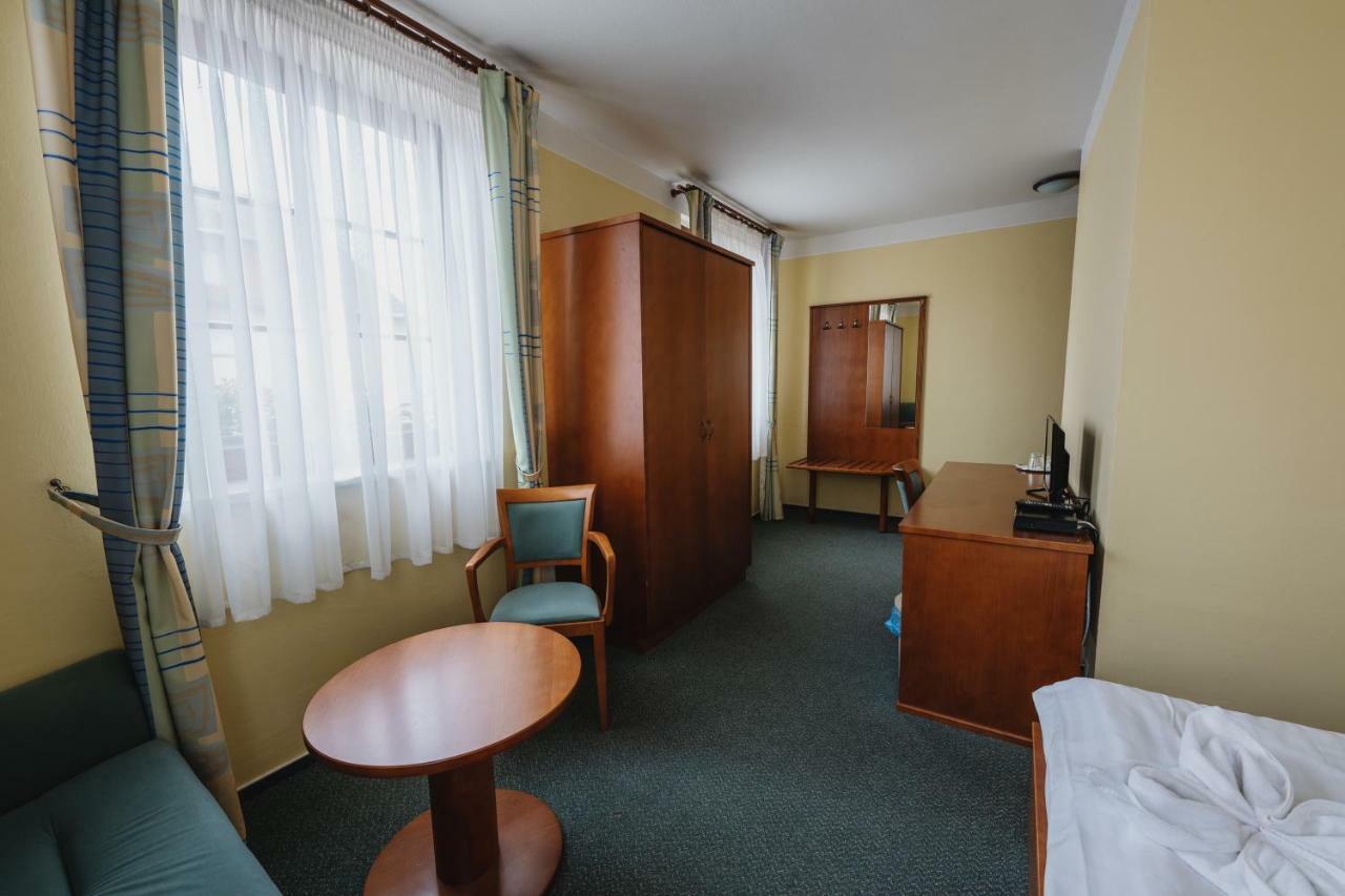 Hotel Taverna Яворник Екстер'єр фото