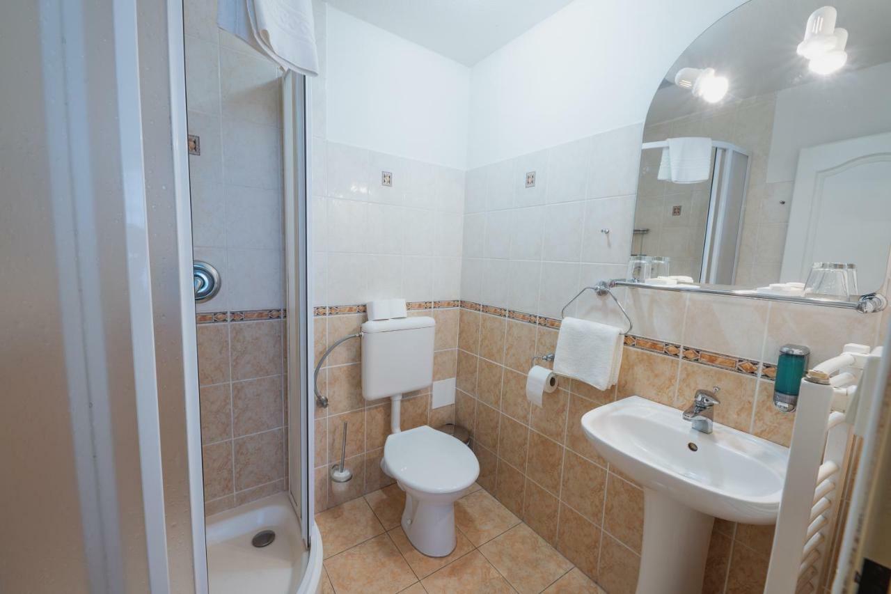 Hotel Taverna Яворник Екстер'єр фото
