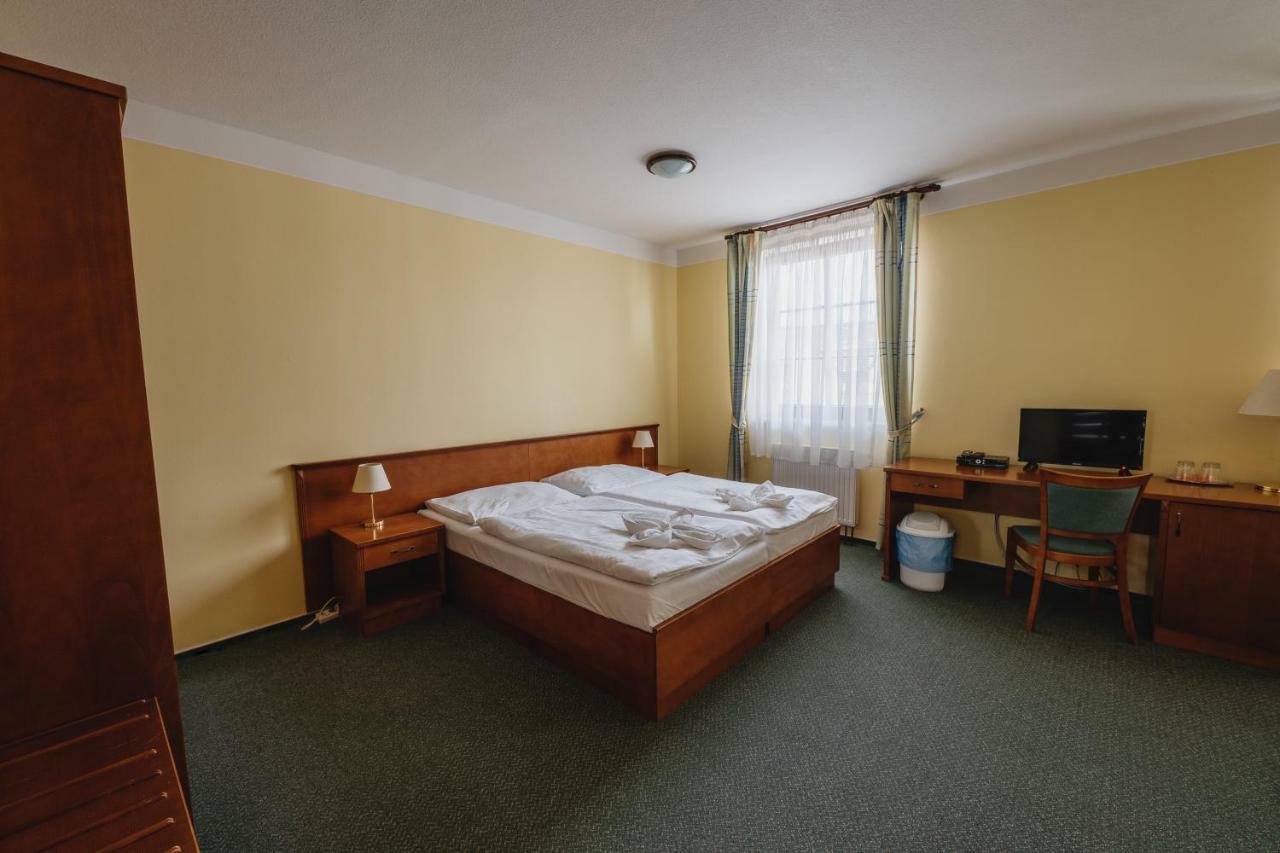 Hotel Taverna Яворник Екстер'єр фото