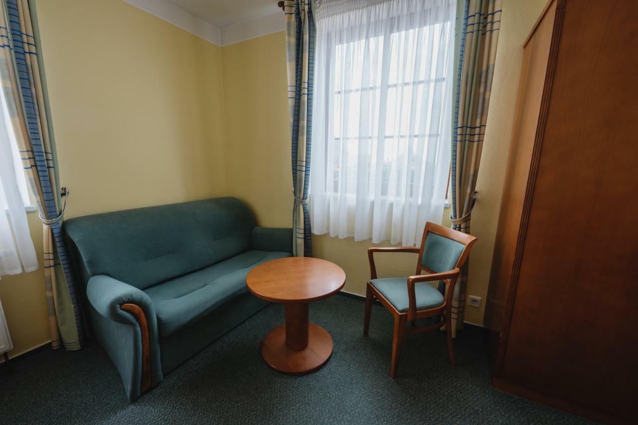 Hotel Taverna Яворник Екстер'єр фото