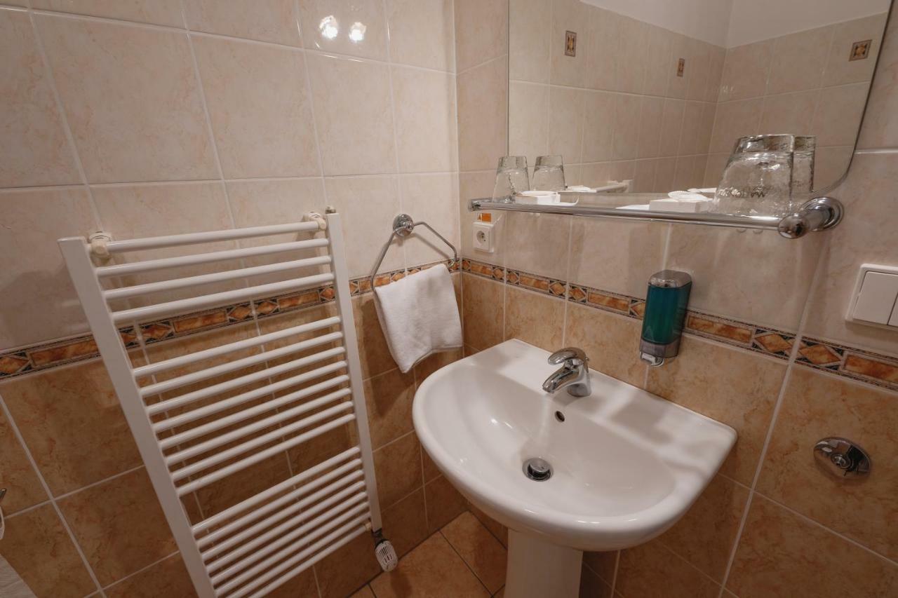 Hotel Taverna Яворник Екстер'єр фото